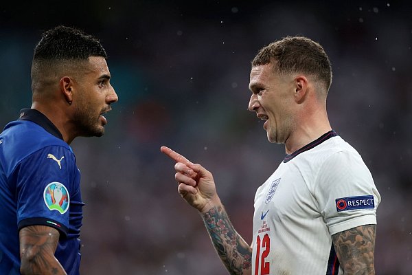 Englands Kieran Trippier (r) hat etwas mit dem Italiener Emerson Palmieri zu klären. - © Carl Recine/Pool Reuters/AP/dpa