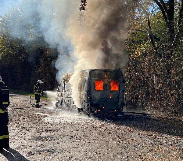 Das Wohnmobil stand innerhalb kürzester Zeit in Flammen. - © Polizei Minden-Lübbecke