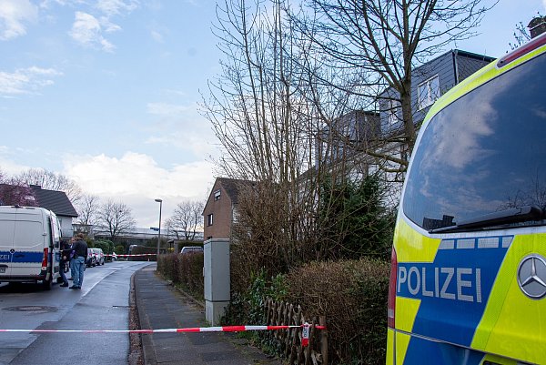 Ein Team der Spurensicherung war am Montagnachmittag in der Ellernstraße vor Ort, um die Hintergründe zu der Explosion zu untersuchen. - © Raphael Bartling