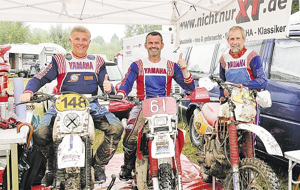 Ein glückliches Trio: (v. l.) Ex-Europameister Eddy Hau, Xaver Großbeck und der Wewelsburger Jens Ofer starteten beim Classic-Enduro in Sonnefeld gemeinsam in der Teamwertung. Dabei trotzten sie dem Dauerregen und der schwierigen Strecke. - © Privat
