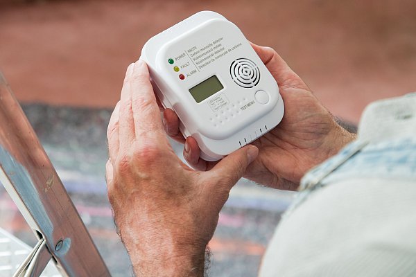 Ein kleines Gerät, das Leben retten kann: Schlägt der Kohlenmonoxid-Melder Alarm, sollte man Wohnung oder Haus verlassen. - © dpa-tmn
