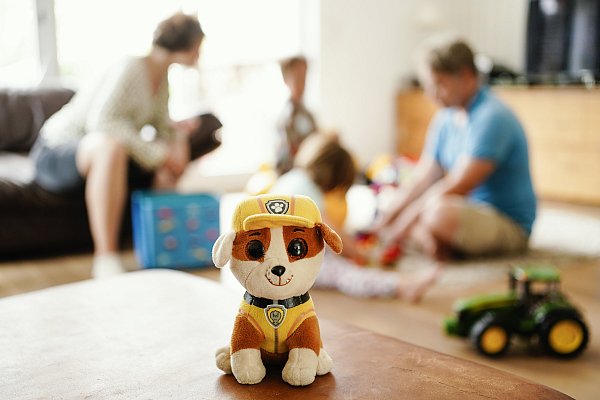 Anne und Bernhard Grothe aus Paderborn haben in den letzten Jahren 55 Kinder gepflegt. - © dpa