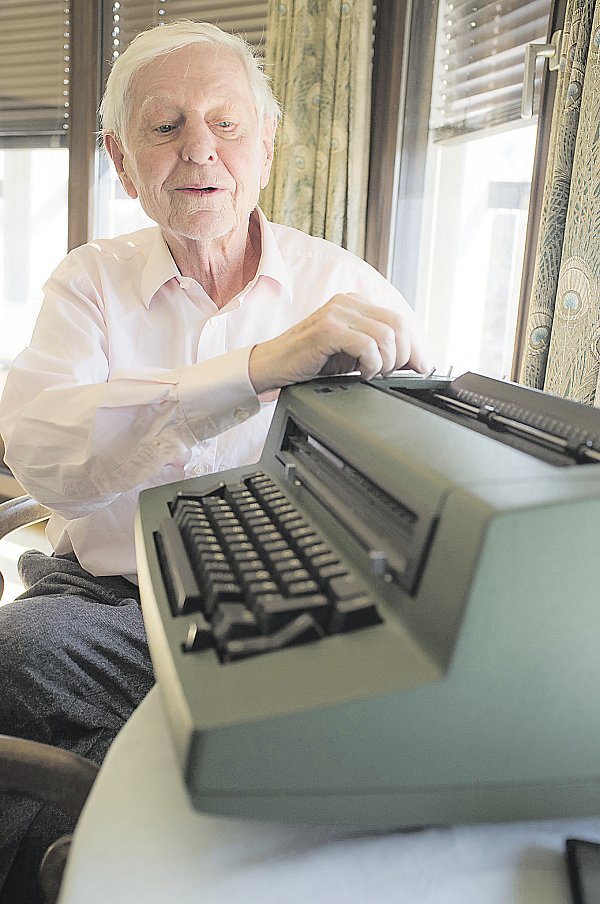 Hans Magnus Enzensberger in München an seiner IBM-Kugelkopf - © Jochen Viehoff/HNF