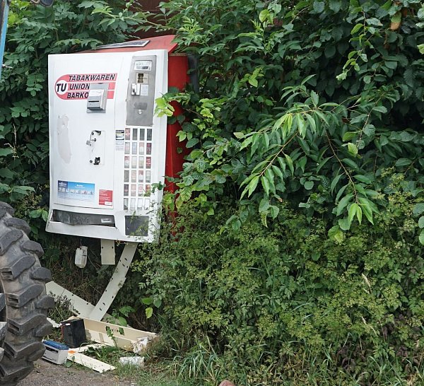 Einer der aufgesprengten Automaten in Leteln. In der Region ist das keine Seltenheit. - © Polizei Minden-Lübbecke