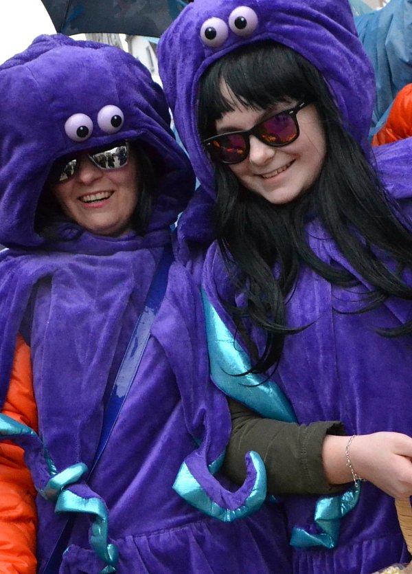 Unter dem Meer: Als fröhliche Kraken waren Stephie und Marie im Umzug unterwegs. - © Silke Riethmüller