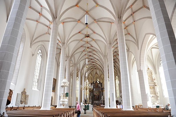 Eigenart: Der Chorraum des Bautzener Petri-Doms knickt ab. Es ist kein gerader Kirchbau wie jeder andere. - © Joern Spreen-Ledebur