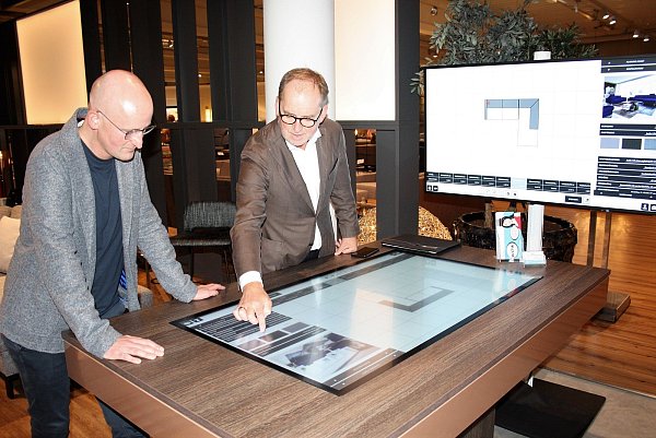 Der Geschäftsführer der Möbelmeile, Michael Laukötter (l.), lässt sich von Jürgen Kleinegesse, Geschäftsführer 3C, den digitalen Konfigurator erklären. - © Martin Fröhlich