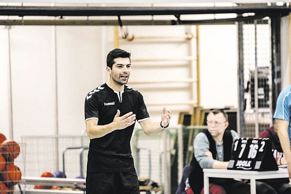 War nur mit dem dritten Satz zufrieden: SC Grün-Weiß-Trainer Vlatko Joveski. - © Jochem Schulze