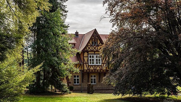 Auch das Forsthaus Calenberg ist beim Tag des offenen Denkmals dabei. Das Forsthaus und der Wasserturm liegen in einem historischen Landschaftspark unterhalb der Calenberger Burg. - © Stiftung/Matthias Willmes