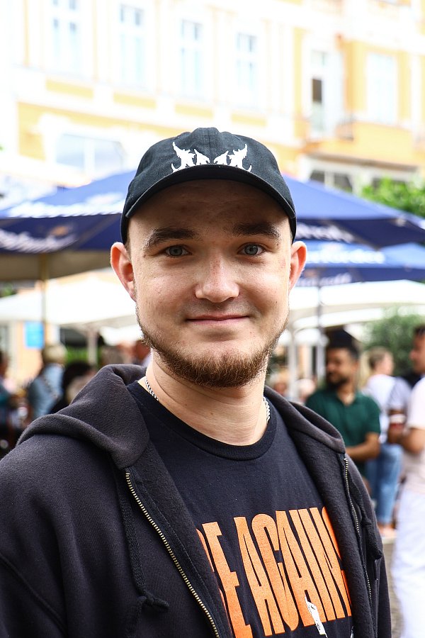 Tim Lukas Niehaus aus Hiddenhausen freut sich über die Atmosphäre auf dem Alten Markt. - © Daniel Salmon