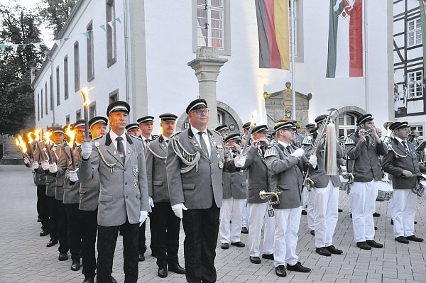 Tradition: Die Fackelträger sorgen beim Großen Zapfenstreich für eine ganz besondere Atmosphäre auf dem Marktplatz. - © Helga Krooß