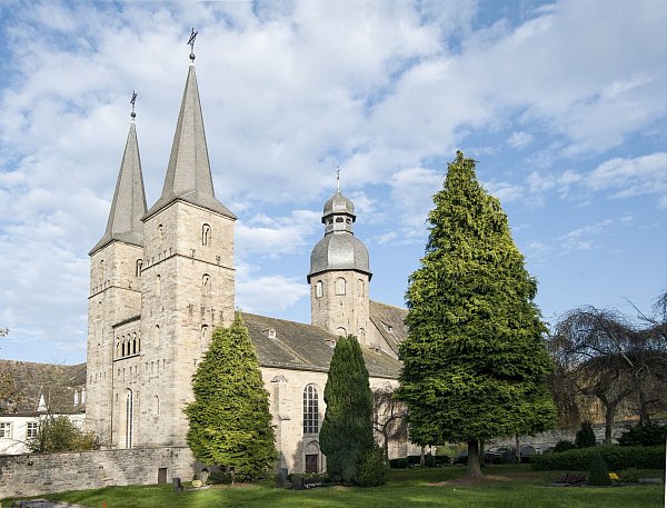 Altehrwürdiges Gemäuer: Die Abtei Marienmünster. - © Foto: Jörg Dieckmann