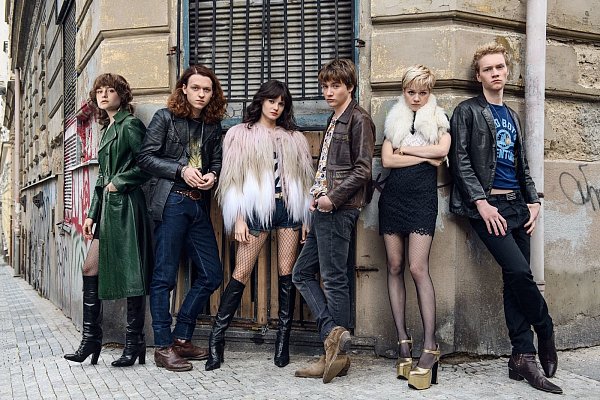v.l.: Stella (Lena Urzendowsky), Axel (Jeremias Meyer), Christiane (Jana McKinnon), Benno (Michelangelo Fortuzzi), Babsi (Lea Drinda) und Michi (Bruno Alexander). - © Constantin Television/Amazon