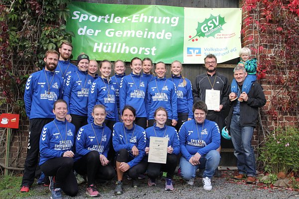 Mannschaft des Jahres: Badmintonteam des TuS Tengern und 3. Damen-Handballerinnen der HSG Hüllhorst. - © Klaus Frensing