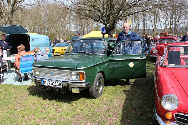 Polizeiauto: Der pensionierte Polizist Claus Kynast mit seinem originalgetreu nachempfundenen Dienstwagen NSU Typ 110, wie er in Baden-Württemberg im Einsatz war. - © Foto: Gisela Schwarze