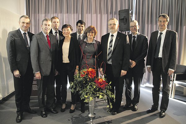 Festredner: Bürgermeister Burkhard Deppe, Landrat Friedhelm Spieker, Klinikleitung Alexander Schunicht, Gabriele Augsten, Moderator Matthias Veit, Direktorin Bettina am Orde, Ludwig Ladzinski, Stephan Gielen und Bernhard Schwaab (Chefarzt Curschmann-Klinik). - © Madita Schellenberg