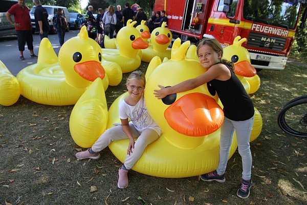 Julia (10) und Elia (7) freuen sich über die quietschgelben Teilnehmer des Entenrennens. - © Johannes Büttner