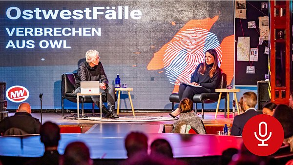 Moderatorin Brigitt Gottwald (li.) und Nicole Donath (re.), Redaktionsleiterin Haller Kreisblatt, bei der "OstwestFälle"-Live-Premiere, 19.11.2024 | © Sarah Jonek - © Sarah Jonek