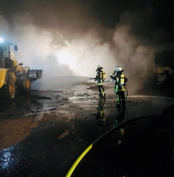 Die Einsatzkräfte gingen unter Atemschutz gegen das Feuer vor. - © Feuerwehr Hille