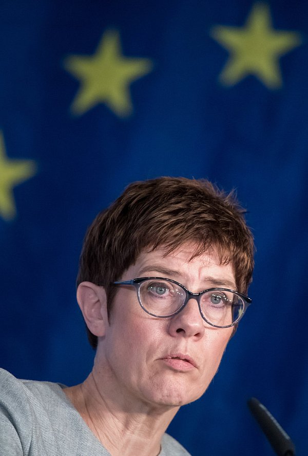 Die CDU-Generalsekretärin Annegret Kramp-Karrenbauer hat zwar die Vorfälle in Chemnitz nicht verurteilt - dafür aber Bundespräsident Steinmeier. - © picture alliance / Bernd von Jutrczenka/dpa