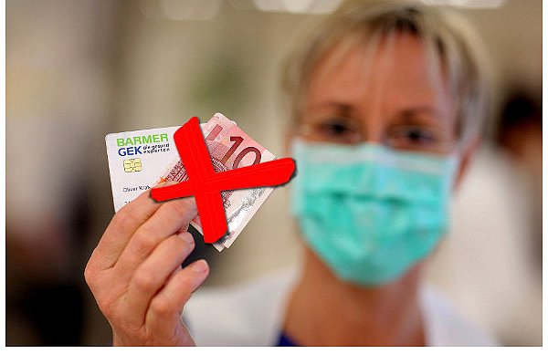 In Arztpraxen und Notaufnahmen der Kliniken muss seit dem 1. Januar nichts mehr bezahlt werden. - © FOTO: OLIVER KRATO