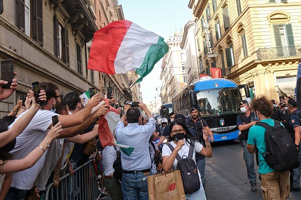 Fans jubeln dem Bus der italienischen Fußballnationalmannschaft zu, der kaum durch die Straßen Roms kommt. - © Mauro Scrobogna/LaPresse via ZUMA Press/dpa
