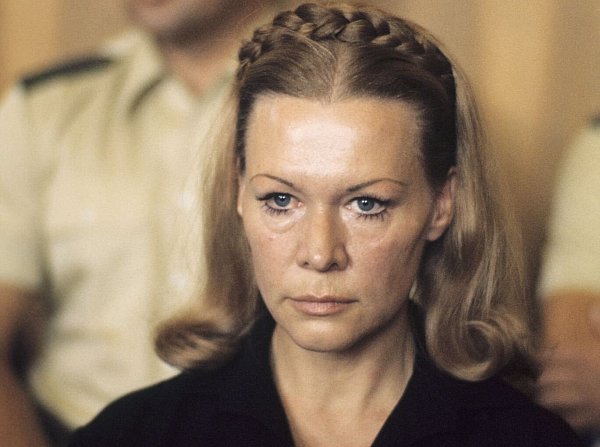 1977, München: Ingrid van Bergen auf der Anklagebank. - © Istvan Bajzat/dpa