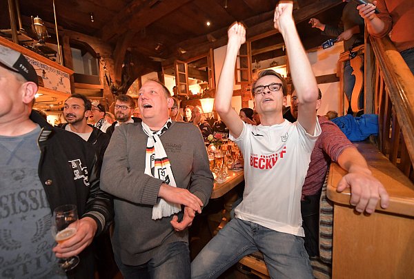 Fans beim Public Viewing im "Bürmannshof" jubeln nachdem feststeht, dass der SC Verl gegen Union Berlin ran muss. - © Jens Dünhölter