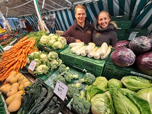 Christian und Annika Claas verkaufen Obst und Gemüse auf dem Wochenmarkt in Rheda. - © Marion Pokorra