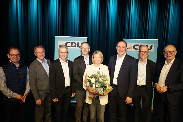 Delbrücks CDU-Bürgermeisterkandidat Johannes Lindhauer (3.v.re.) freut sich mit seiner Frau Carina über Gratulationen von (v.l.) Manuel Brake, Meinolf Wolke, Reinhold Hansmeier, Wolfgang Böltner und Josef Westerhorstmann vom CDU-Stadtverbandsvorstand sowie vom CDU-Landtagsabgeordneten Bernhard Hoppe-Biermeyer. - © Regina Brucksch