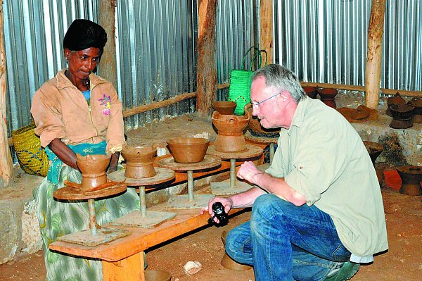 In Afrika: Regelmäßig reisen die engagierten Verantwortlichen der Äthiopienhilfe nach Afrika. - © Äthiopienhilfe Steinheim