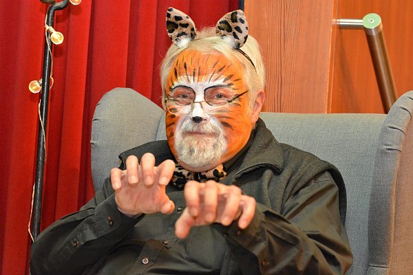 Die Geschichte erzählt ein alter Kater. In diese Rolle schlüpft Pfarrer i.R. Klaus Sommer. - © Karin Prignitz