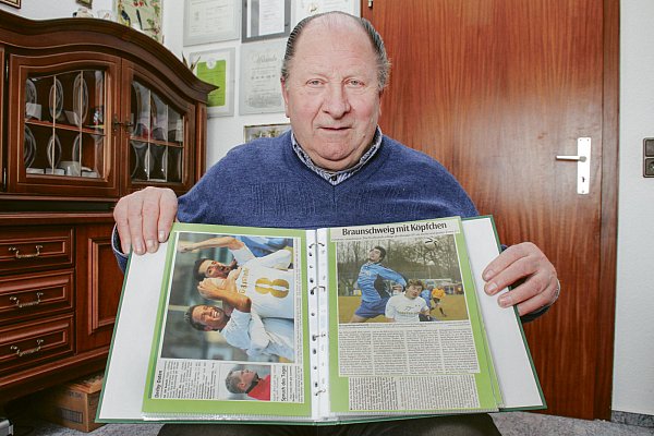 Sorgfältiger Archivar: Die Zeitungsberichte über die Spiele seiner SG Bustedt hat Manfred Heiland in zahlreichen grünen Ordnern gesammelt.
