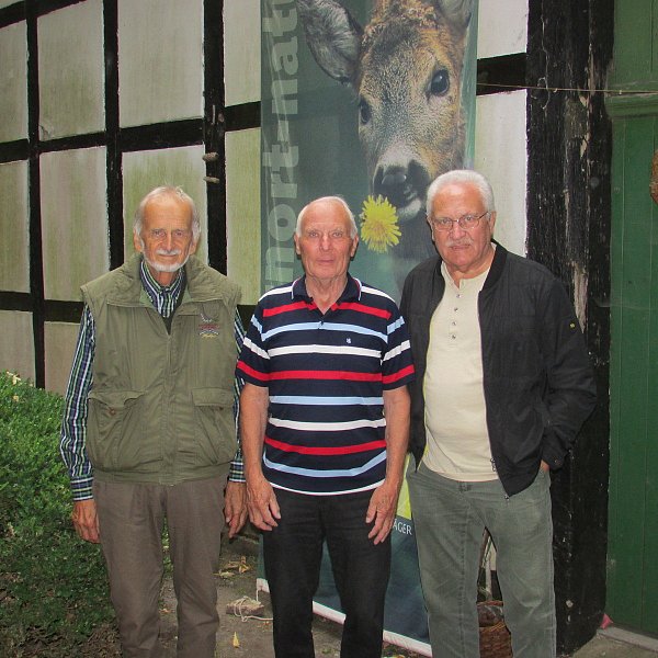 Im "Grünen Klassenzimmer": Der Naturbeauftragte der IG Katzenholz, Werner Schmid (v.l.), leitete Andreas Kuscher und Heinz Kunze durch einen informativen und von Austausch geprägten Nachmittag. Aus gegebenen Anlass ging es um das Rehwild. - © Carina Cremer
