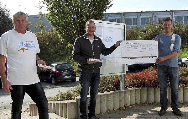 Der Lichtenauer Tierarzt Stefan Knoop (Mitte) überreichte mit diesem symbolischen Scheck 500 Euro an den Freibadverein. Mit ihm freuen sich Schwimmmeister Manfred Loll (l.) und Vorsitzender Andreas Block über diese

Unterstützung. - © Freibadverein/Schünemann