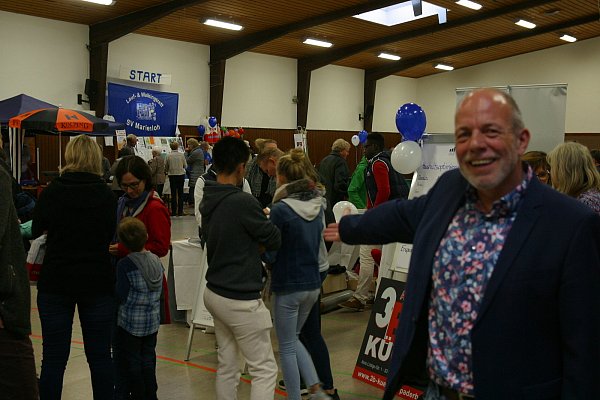 Herzlich Willkommen: Ortsvorsteher Matthias Dülme freut sich an dem regen Besuch. - © Joschau Suwelack