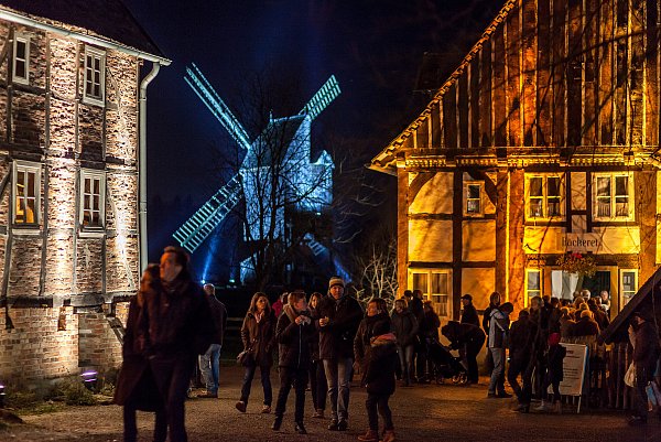 Beim Museumsadvent wird das Paderborner Dorf in Detmold atmosphärisch beleuchtet. - © Torben Gocke