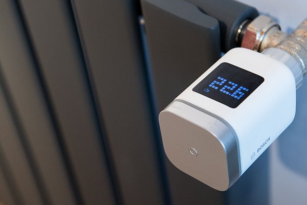 Wer die Heizung konstant auf niedriger oder mittlerer Stufe einstellt, kommt energiesparender durch den Winter. - © Franziska Gabbert/dpa-tmn