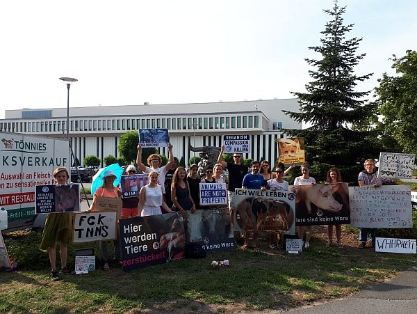 Am Donnerstag demonstrierten diese Personen vor dem Tönnies-Fleischwerk in Rheda-Wiedenbrück. - © NW