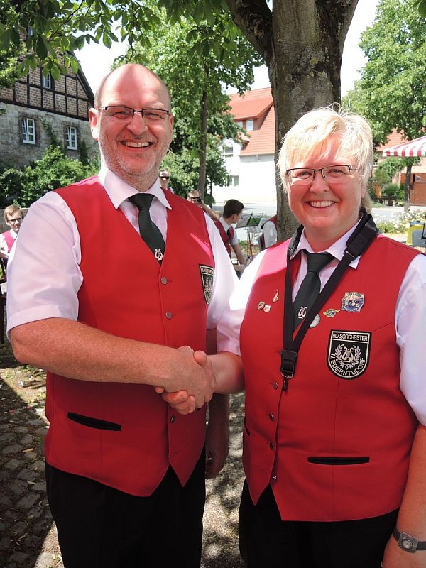 Willkommen: Der neue Dirigent Jürgen Kirchhoff wurde im Rahmen des Jubiläumsfestaktes von der Vorsitzenden Sonja Puls vorgestellt. - © Blasorchester