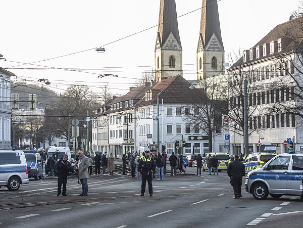 Nach Ende der Gerichtsverhandlung zum Fall Besar Nimani fallen an der Kreuzstraße Schüsse. Die Polizei sperrt die Kreuzung vor dem Landgericht für den restlichen Tag komplett ab. - © Jörg Dieckmann