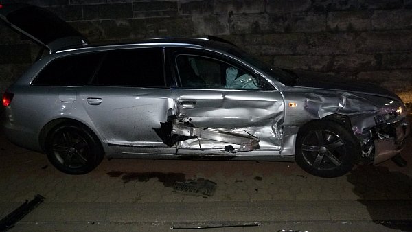 Schwerer Sachschaden am silbernen Audi bei einem Unfall in Porta Westfalica. - © Polizei Minden-Lübbecke