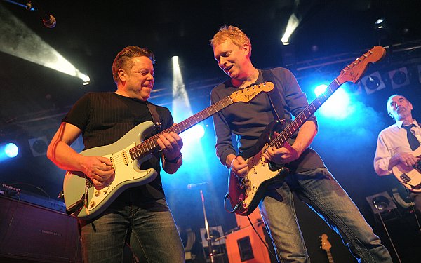 Gaststars wie Bluesmusiker Richie Arndt (l.) an der Seite von Mickey Meinert frischten die Konzerte auf. - © Raimund Vornbäumen