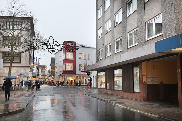 Verändert: Ende der 1960er Jahre wurden die beiden Häuser rechts im alten Bild abgerissen und durch diesen damals modernen Zweckbau ersetzt. Vor Kurzem hat hier die Commerzbank ihre Filiale geschlossen. - © Frank-Michael Kiel-Steinkamp