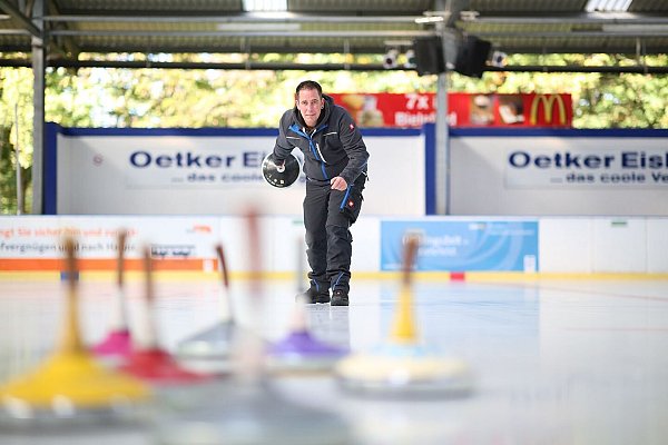 Auch Eisstockschießen - empfohlen mit älteren Kindern - ist auf der Oetker-Eisbahn möglich. - © Oliver Krato