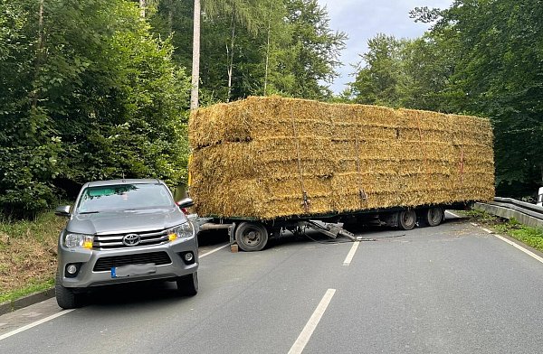 Der Ballenwagen blockiert beide Fahrspuren der Straße. - © Feuerwehr Bad Wünnenberg
