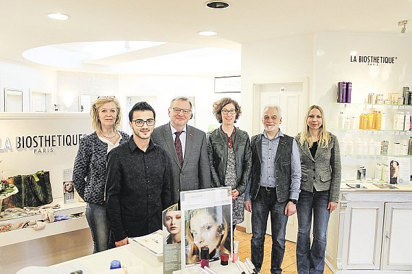 Erfolgreiches Förderprogramm: Friseurmeisterin Ulrike Gröbing (v. l.), Joan Alkhalaf, Franz Allerkamp (Kreishandwerkerschaft), Melanie Thüs (Agentur für Arbeit), Ralf Kusserow (Jobcenter) und Sandra Rother (Kreishandwerkerschaft). - © Agentur für Arbeit