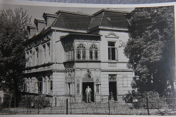 Hinter Stacheldraht: Das Südhotel an der Ecke Bahnhofstraße/Weserstraße. - © Foto: Privat