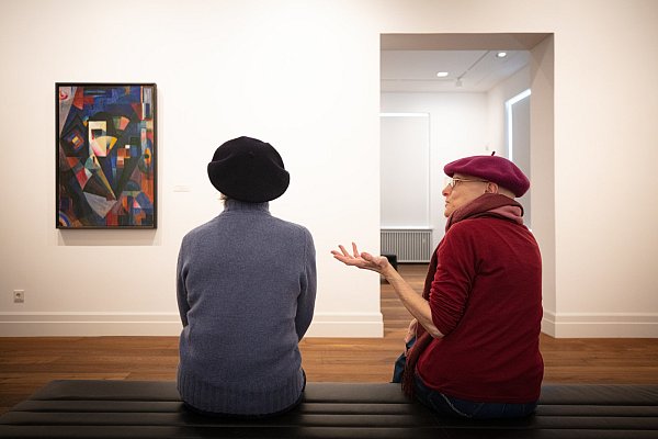 Die Sennerin Sigrid Theobald (rechts) bewundert mit ihrer Freundin Johann Ittens Werk "Komposition in Blau" im Stenner-Forum. - © Mike-Dennis Müller