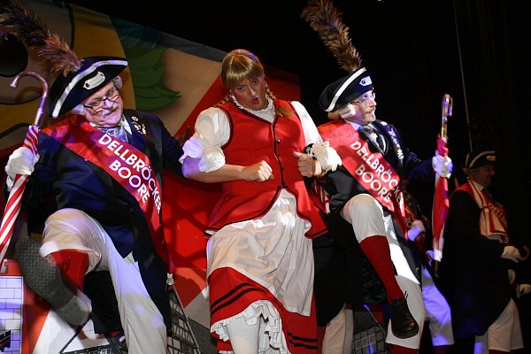 Hingucker: Das "Schnäuzerballett" der "Dellbröcker Boore" legt eine besonders kesse Sohle aufs karnevalistische Parkett.